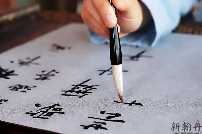 暑假寒假学习书法，能养成细致、专注、沉着、持久的品质！